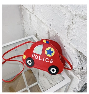 Détail d'un sac bandoulière pour enfant en forme de voiture de police rouge POLICE