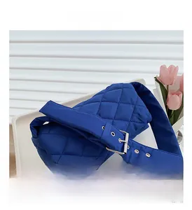 Détail du sac bandoulière en nylon matelassé bleu foncé avec sangle large et boucle métal