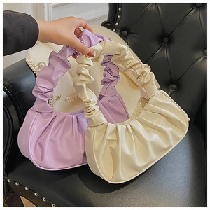 Detailansicht geraffter Wolken-Taschen in Hellviolett und Beige aus weichem Kunstleder