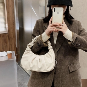 Elegante borsa a mezzaluna arricciata color crema in morbida pelle con blazer vintage