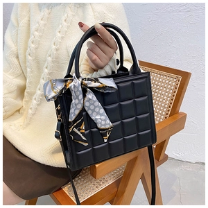 Petit sac à main noir matelassé avec foulard en soie élégant sur la poignée