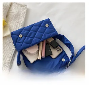 Vue détaillée de l'intérieur du sac en nylon bleu montrant l'espace de rangement
