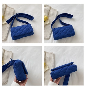 Vue détaillée du sac bandoulière en nylon matelassé bleu foncé avec une large sangle