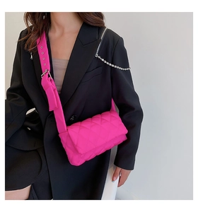 Sac bandoulière rose fuchsia matelassé en nylon avec sangle réglable et œillets argentés