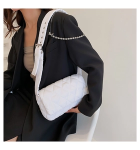 Détail du sac matelassé blanc en nylon avec chaîne argentée et bandoulière large