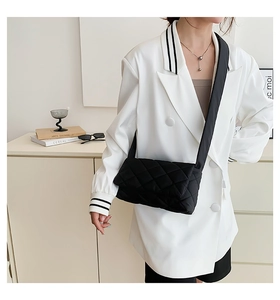 Vue détaillée d'un sac bandoulière en nylon noir matelassé avec un design chic à losanges