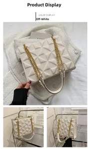 Détails de ce sac matelassé crème avec texture pyramidale géométrique et chaîne dorée