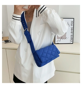 Détail du sac bandoulière en nylon matelassé bleu roi avec bandoulière large et rabat
