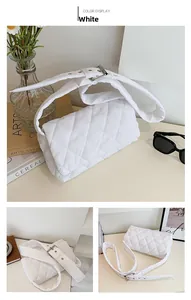 Vue détaillée du sac matelassé blanc avec motif en losange et large bandoulière