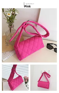 Détail du sac bandoulière en nylon matelassé rose avec coutures en losange et sangle