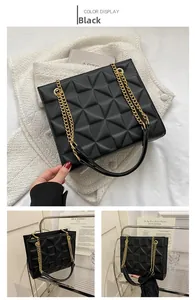 Détail du sac cabas noir avec motif géométrique matelassé et chaîne dorée chic