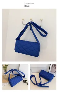 Détail du sac à bandoulière en nylon bleu matelassé avec coutures losanges et sangle large