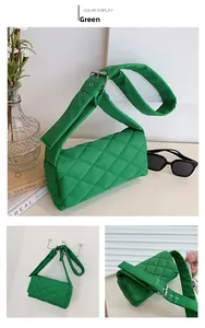 Détails du sac à bandoulière en nylon matelassé vert avec sangle réglable et boucle métal