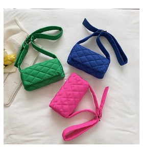 Détail de sacs bandoulière en nylon matelassé vert, bleu marine et rose fuchsia vif