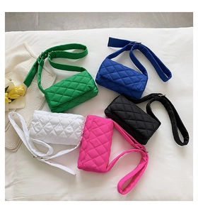 Détail de sacs bandoulière en nylon matelassé en cinq couleurs avec motif à losanges