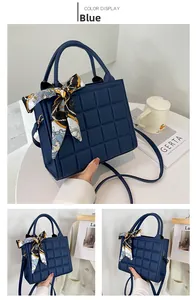 Sac à main bleu marine matelassé avec foulard en soie élégant et détails dorés