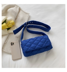 Détail du sac bandoulière en nylon matelassé bleu roi avec boucle argentée réglable