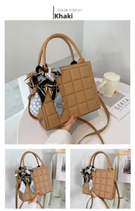Détails du sac à main kaki avec texture matelassée et foulard en soie décoratif