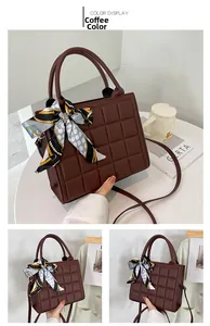 Vue détaillée du sac à main marron avec gaufrage en chocolat et foulard en soie décoratif