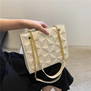 Sac fourre-tout matelassé blanc avec motifs triangles et bandoulière chaîne dorée