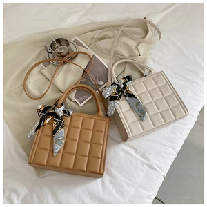 Sacs à main carrés matelassés en beige et crème avec des foulards en soie élégants