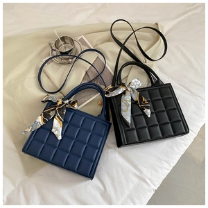 Détails de sacs à main carrés matelassés en noir et bleu avec élégants foulards en soie