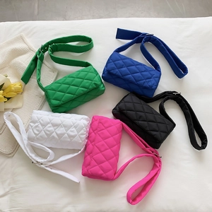 Sacs à bandoulière en nylon matelassé en cinq couleurs avec surpiqûres losanges doux