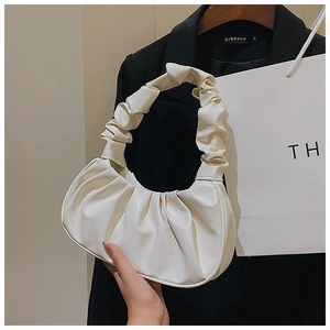 Detaillierte Nahaufnahme der weichen weißen Hobo-Tasche mit modischer Faltenoptik