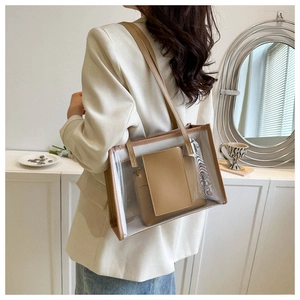 Detail der transparenten PVC-Tasche mit beiger Leder-Innentasche und schmalen Trägern