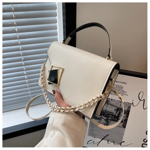 Detail of white leather handbag with geometric dual-tone buckle and chain strap