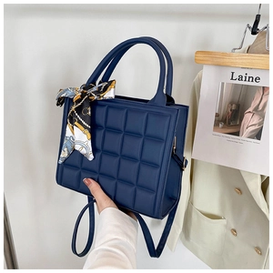 Sac à main bleu foncé gaufré à carreaux avec foulard en soie élégant sur la poignée