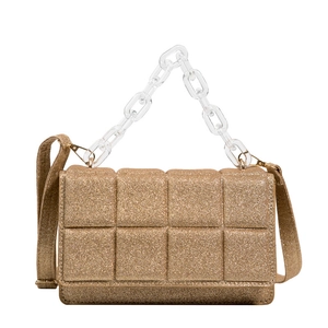 Sac bandoulière à paillettes dorées, texture quadrillée et chaîne en acrylique