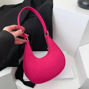 Borsa a mezzaluna fucsia con stampa coccodrillo, dettagli oro e tracolla singola