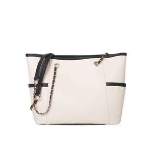 Grand sac cabas crème avec bordure noire et bandoulière en chaîne pour femme moderne