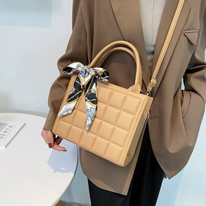 Sac à main carré matelassé beige élégant avec foulard en soie et bandoulière amovible