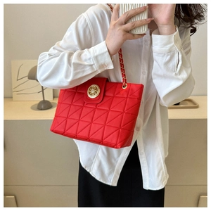 Dettaglio borsa shopper rossa trapuntata con chiusura dorata e tracolla a catena