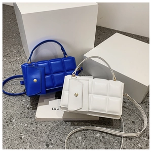 Borse trapuntate blu reale e bianche con mini pochette coordinate e dettagli dorati