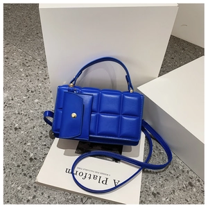 Dettaglio borsa trapuntata blu reale con mini borsellino abbinato e fibbia dorata