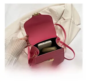 Vue intérieure d'un sac rose effet croco avec espace pour smartphone et portefeuille