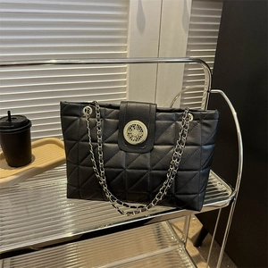 Sac sous le bras matelassé noir en similicuir avec logo doré et bandoulière