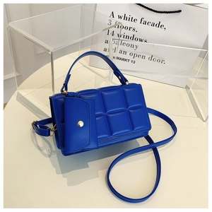 Dettaglio borsa blu in pelle PU trapuntata con portamonete e accessori metallici dorati