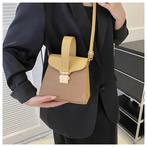 Sac bandoulière tendance motif crocodile avec rabat jaune et fermoir métallique doré