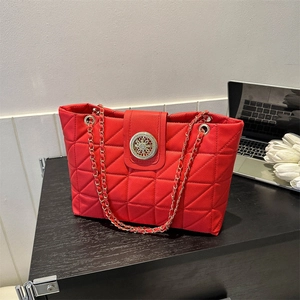 Sac à bandoulière matelassé rouge avec boucle ronde en cristal pour élégance quotidienne