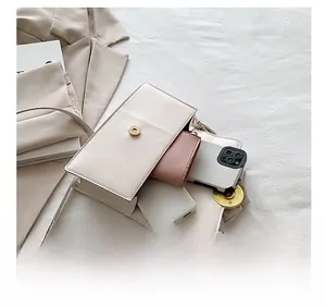 Détail de l'intérieur du sac blanc montrant la capacité pour téléphone et portefeuille