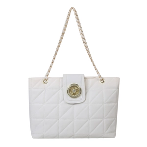 Grand cabas matelassé blanc avec boucle dorée et bandoulière en chaîne élégante