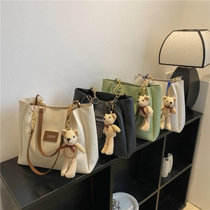 Minimalist large capacity tote bags in four colors with bear pendant and chain strap