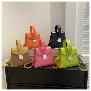 Détails des sacs à main à motif crocodile en orange, noir, kaki, rose et vert fluorescent