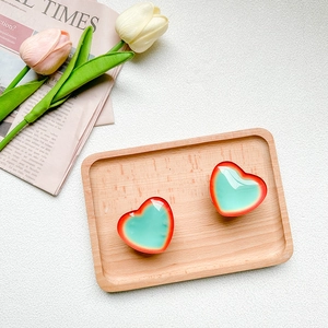 Gradiant heart cell phone expanding grip stand with glossy finish on wooden tray