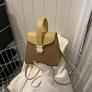 Sac à main chic jaune et marron avec motif crocodile, boucle en métal et poignée