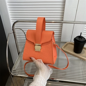 Sac à main chic orange à motif crocodile avec boucle dorée et bandoulière amovible